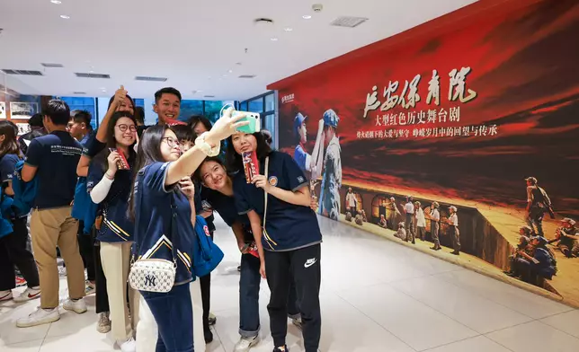 青年團17晚在延安欣賞歌舞劇《延安保育院》。(保安局FB圖片)