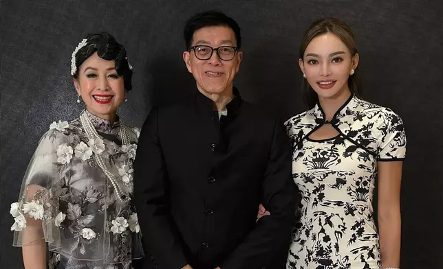 張利華身穿改良式旗袍將身材展示，更箍實壽星公合照，關係可見相當親密。