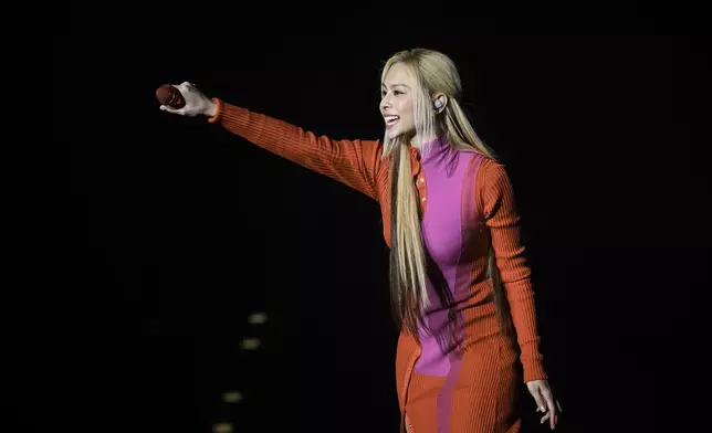 Gin唱出多首歌曲，又同粉絲玩遊戲。