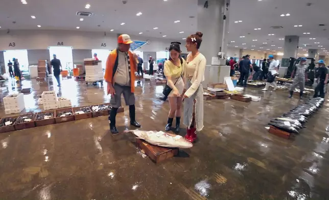 暉哥同林襄一早就出發到魚市場參觀拍賣過程。