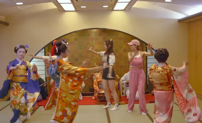 佢哋仲同藝伎一齊跳舞，好好玩呢。