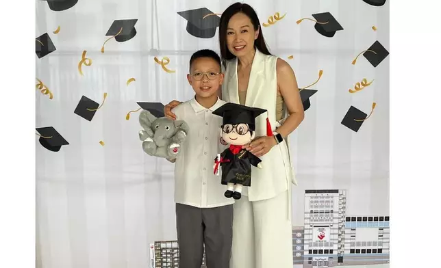兒子Evan小學畢業了，姚瑩瑩開心不已。