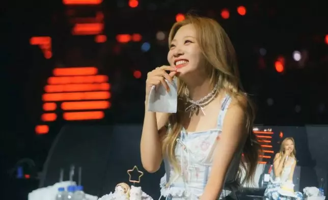 大螢幕播出粉絲準備的神秘影片，令智煐既感動又驚喜（主辦單位提供圖片）