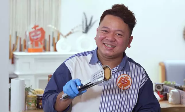 保哥呢個樣好歡樂，佢喺節目中會教大家洗鮑魚嘅秘訣。