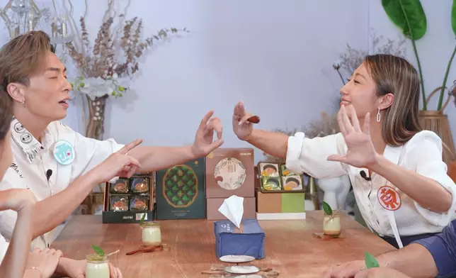 顏志恒同支嚳儀高歌《但願人長久》，相當應節。