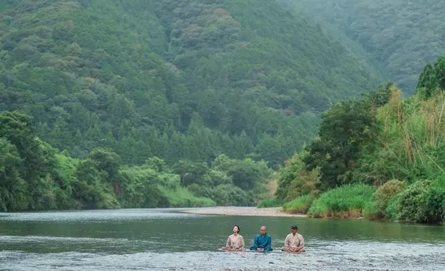 二人參與多個讓心靈平靜活動，包括水中坐禪。