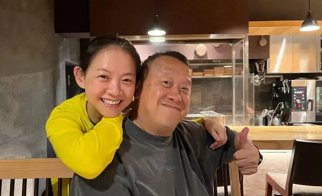 曾寶儀透過經理人證實消息，表示父親的手術十分順利。