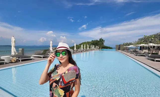 梁雪湄於池邊嘆美酒。