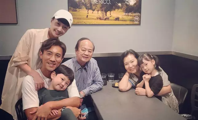 當時譚俊彥曾代父母報平安，指兩老均無受傷故無需送院，亦無被嚇親。