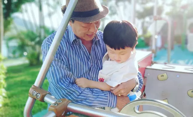 狄龍近年以湊孫為樂。