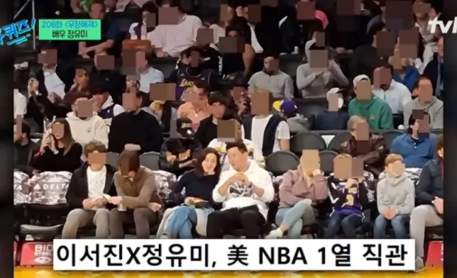 二人一起坐在NBA球賽場邊第一排（影片截圖）