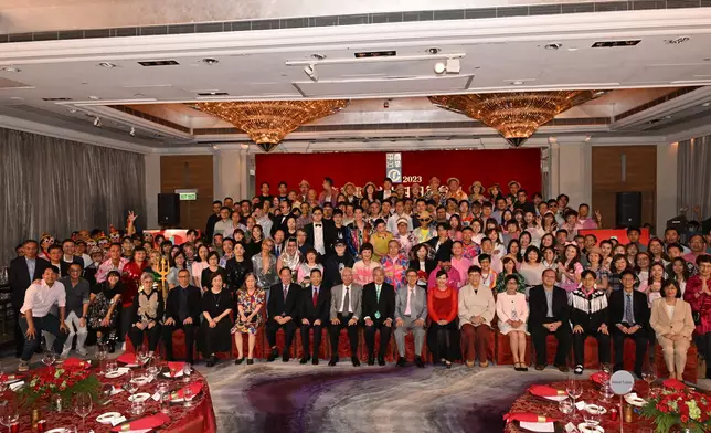 商業電台舉辦六十四週年台慶晚宴，氣氛非常熱鬧。