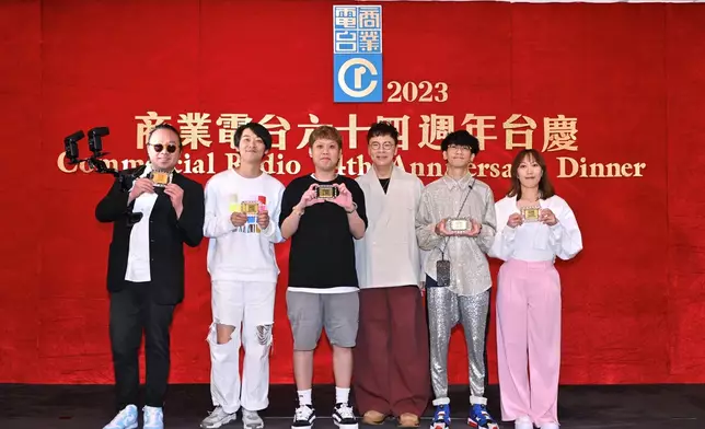 商業電台首席智囊陳志雲先生頒發長期服務獎予叱咤903阿強（左1）、Oscar（左2）、毫子（右2）、雷霆881何飛鳳（右1）。