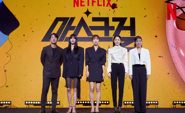 （左起）安宰弘、林珍娜、李寒星、高賢廷、廉惠蘭等演員主席《假面女郎》發布會（Netflix資料圖片）