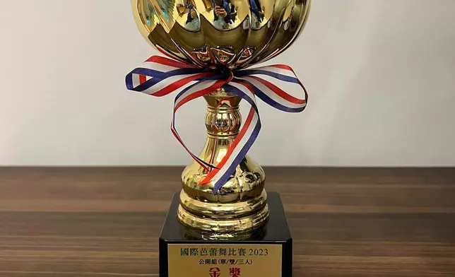 獎杯上寫着「公開組（單/雙/三人）金獎」。