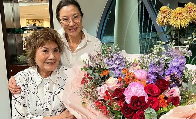 楊紫瓊跟83歲的媽媽合照。