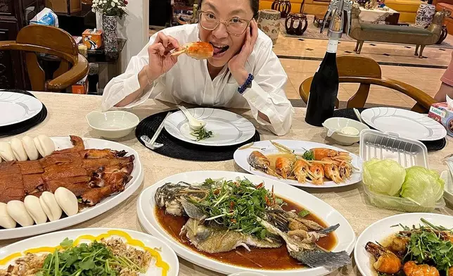 楊紫瓊在超豪大宅內開大餐，菜式相當豐富。