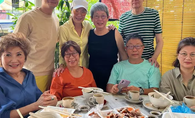 楊紫瓊跟眾姊妹十分似樣，有如倒模出來。