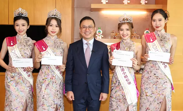 電視廣播有限公司行政主席許濤先生頒獎予2023香港小姐得獎者。