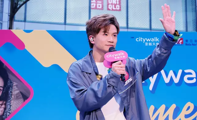 釗峰與逾百「峰心粉」搞行生日聚會。