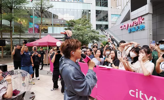 釗峰即場演唱了兩首新歌。