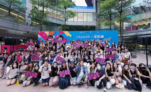 與過百「峰心粉」合照。