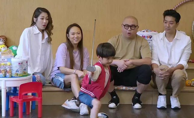 Jaye Jaye一嚟就大顯身手，睇吓林盛斌個樣幾緊張。