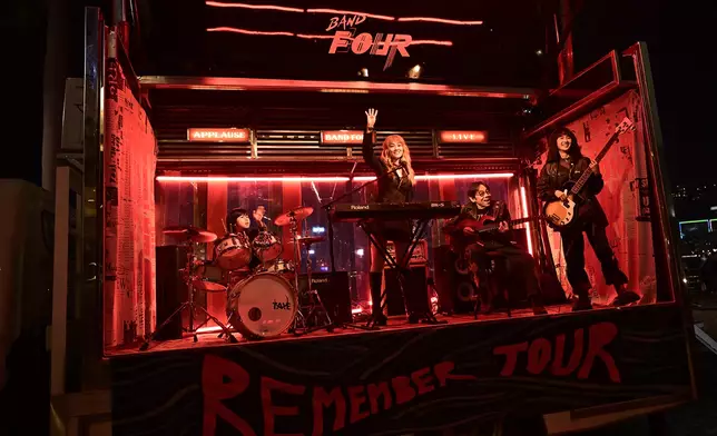 左起：陳諾霆、謝安琪、泰迪羅賓、Anna hisbbuR