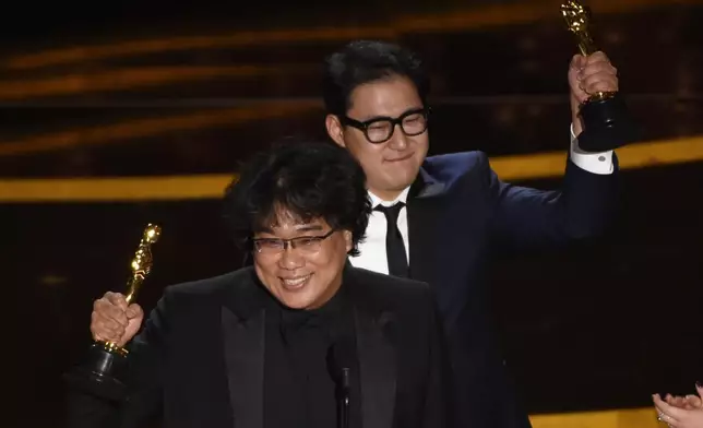 榮獲奧斯卡最佳影片獎的《上流寄生族》編劇韓進元（後）擔任《Influenza》編劇（網上圖片）