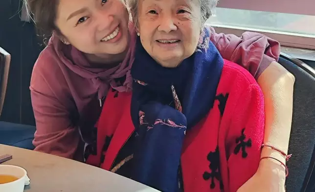 梅小惠經常陪伴母親。