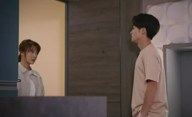 最後Paula都係向阿仁低頭，借阿仁間屋爬番入自己間屋。