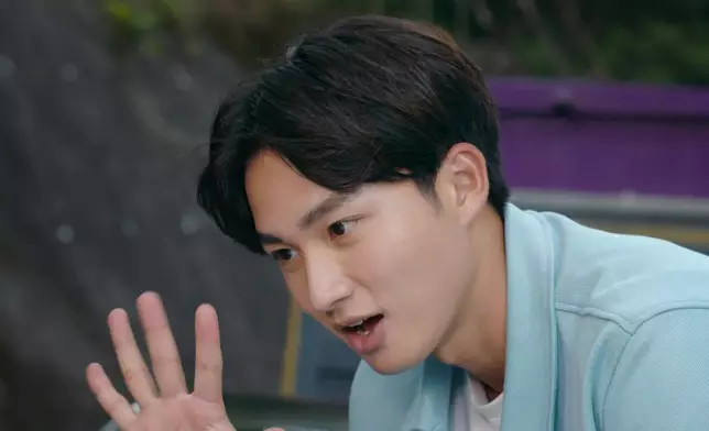 嘉洛喺劇中會表演魔術，替手原來就係招浩明。