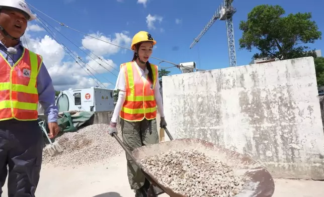 林鈺洧一嚟已經推得郁部車仔，阿Sir都讚叻女。