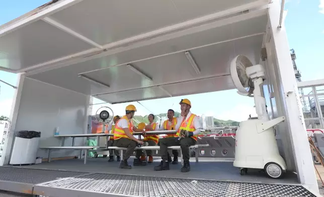 工地設有休息處，等工友可以喺炎夏或者疲累時抖一抖。