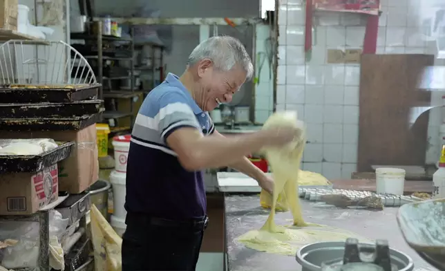 淨係搓個餅皮，都真係要出盡全力，難得佢70幾歲人依然有心有力，佩服佩服。