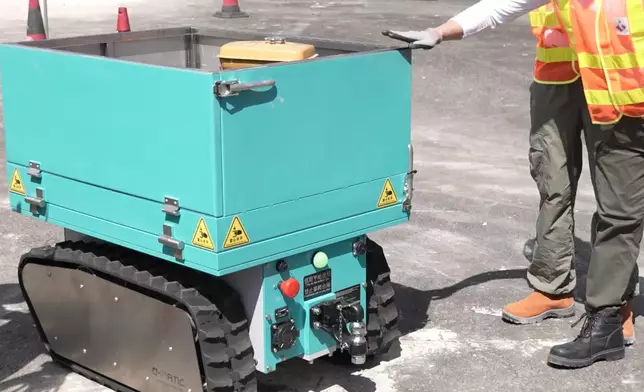 依家嘅工地好多時都會借助智能機械人幫手工作，而呢部運輸機械人就可以喺地盤幫手搬重型物件。