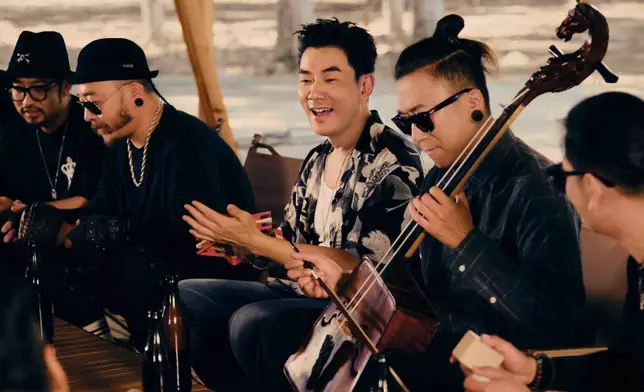 加入蒙古樂器馬頭琴彈奏，豪氣干雲的歡騰氣氛，致敬回憶，也致敬未來