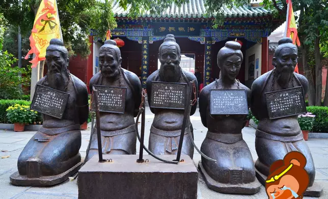 秦檜因妒忌岳飛的才能，以莫須有的罪名殺死了精忠報國的岳飛，並因此遺臭千年。後世在為秦檜立廟時，便把他的跪像立在岳飛廟前，以表贖罪。（網上圖片）