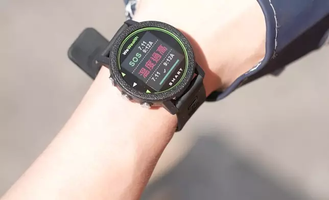 呢個手錶可以實時監測心跳，一旦發現異常就可以即時安排休息。