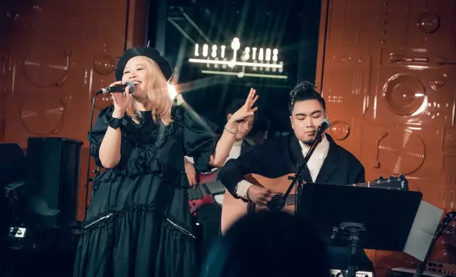 〈bye-bye〉是Pollie與Jonathan從回望過去，否定自己再邁步向前的自省作品，最能道出他們在疫情期間的思緒整理過程。