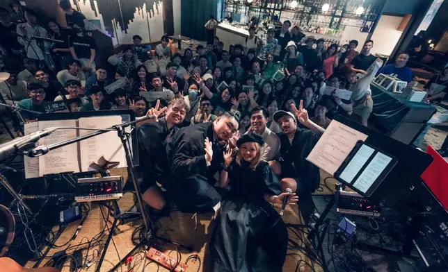 Pollie同Jonathan開騷曬恩愛拿婚事開玩笑，其實大家都真係好關心佢地幾時拉埋天窗。