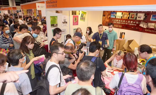 群眾記者把會場都擠得水洩不通，十分熱鬧