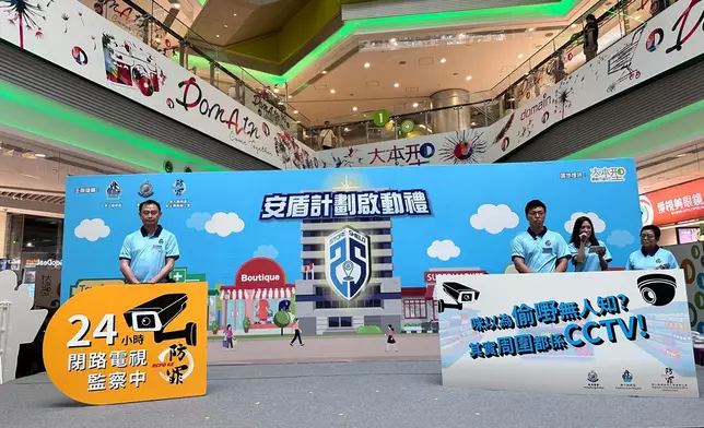 設計兩款「CCTV正在錄影」的警告貼紙及從新引入「安盾先鋒」（紙板警察），讓市民認知「店舖盜竊、代價沉重」，唔好存在僥倖心理，以身試法（本網記者攝）