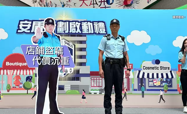 設計兩款「CCTV正在錄影」的警告貼紙及從新引入「安盾先鋒」（紙板警察），讓市民認知「店舖盜竊、代價沉重」，唔好存在僥倖心理，以身試法（本網記者攝）