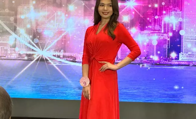 今日現身公開場合，潘明璇以一身醒目紅色連衣裙示。(本網記者攝)