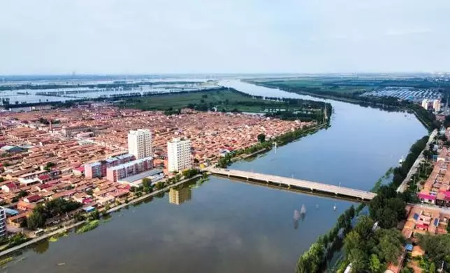 第五批中央應急搶險救災物資已陸續運抵天津。圖為無人機拍攝的在大清河及堤北村莊。（新華社資料圖片）