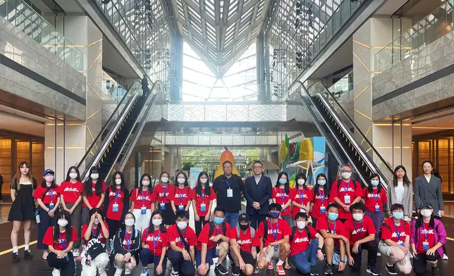 在實習期間，Angel（上排左一）帶領香港高中生參觀集團的環球金融中心。