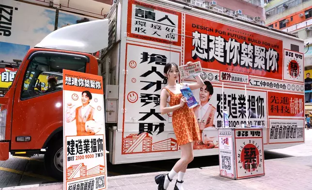 「建造業應援車」於8月30及31日走訪全港九新界多個地盤工地，向一眾在酷熱天氣下仍在戶外默默建設美好社區的建造業工友免費大派超過1,000份消暑水果及凍飲，為他們打氣。Isabella亦大讚活動貼心