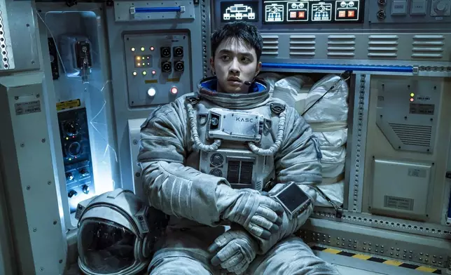 韓國男團EXO成員都敬秀（D.O.）於《The Moon: 緊急營救》飾演流落月球的倖存太空人黃善宇，在片中他有大量於無重力狀態中，飄浮跑跳的動作場面