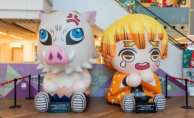 巡迴展特別設置的炭治郎、禰豆子、善逸、伊之助及「炎柱」煉獄杏壽郎五座3米高的充氣人偶等